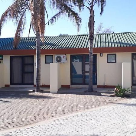 Hotel Ry Courtyard Oshakati Exterior foto